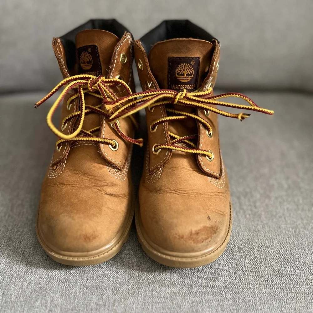 Boys size 10 Timberland boots - Picture 2 of 5